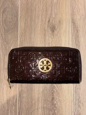 Tory Burch Patent Embossed Zip Continental Wallet